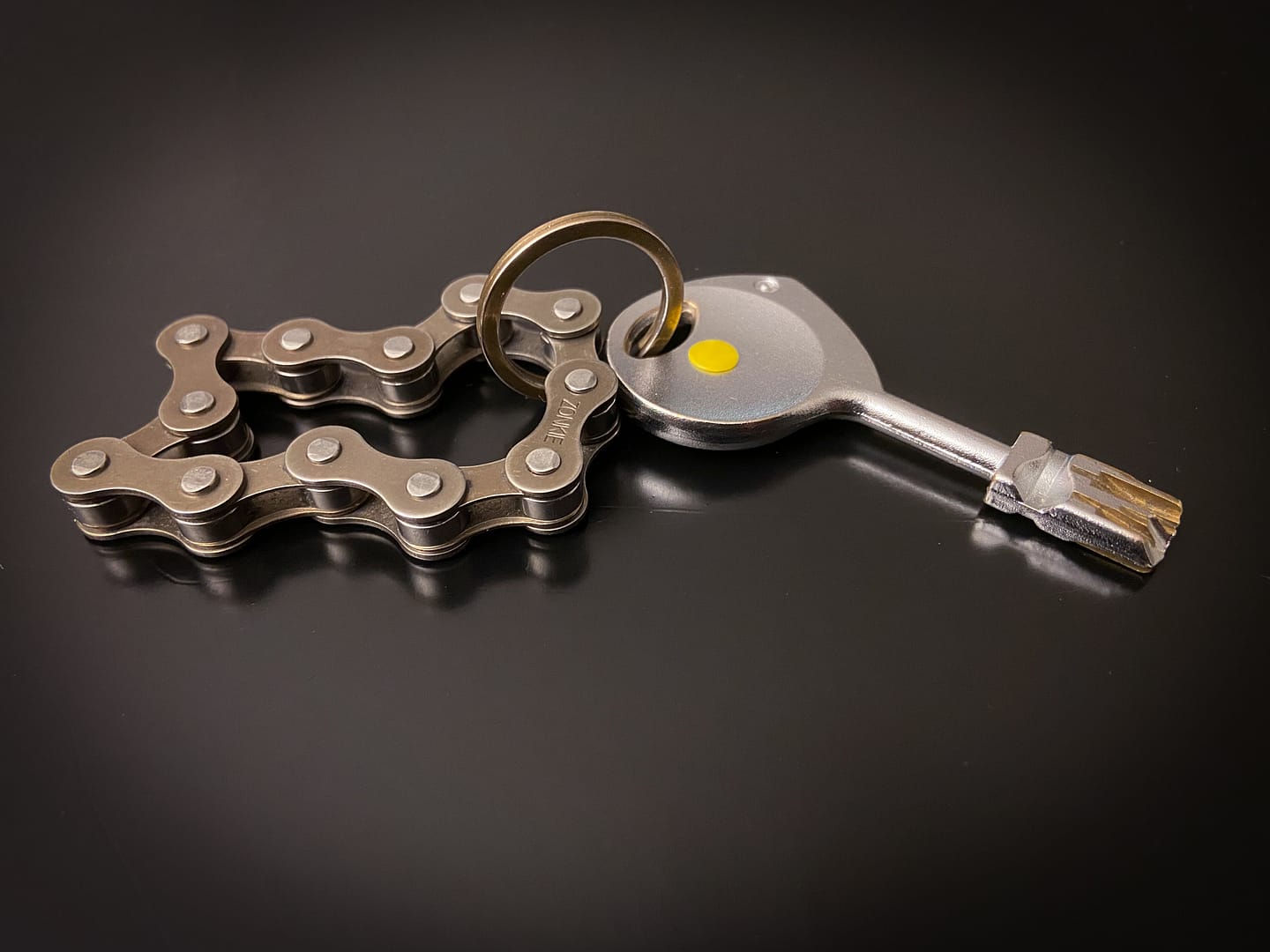 Porte-Clés réalisé à partir de chaines de vélo usagées Porte-Clés réalisé à partir de chaines de vélo usagées